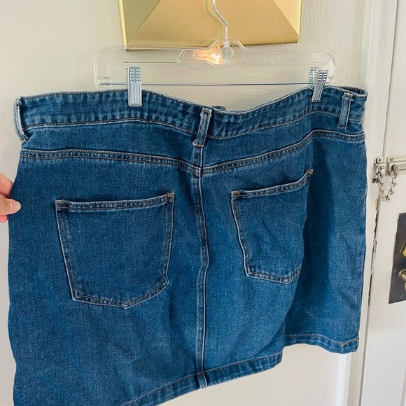 Mini Skirt - Picture 3 of 4